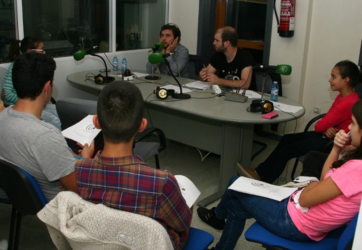 Rubén Riós imparte un taller radiofónico en Ordes entre    os gañadores do concurso de cuñas ‘ O Galego na Onda’
